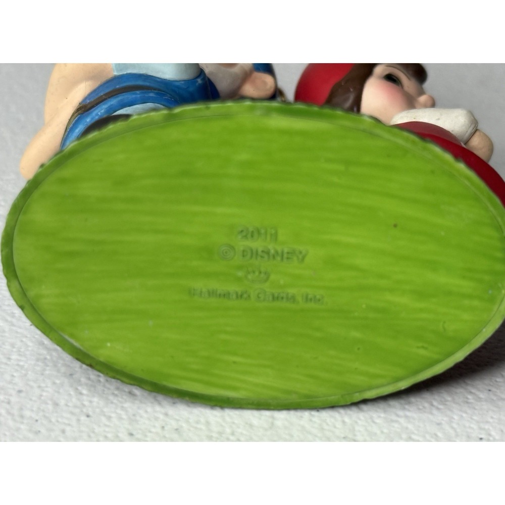 Hallmark Keepsake Christmas Ornament 2011 LOVE ON THE LAWN Gnomeo & Juliet - Picture 6 of 6